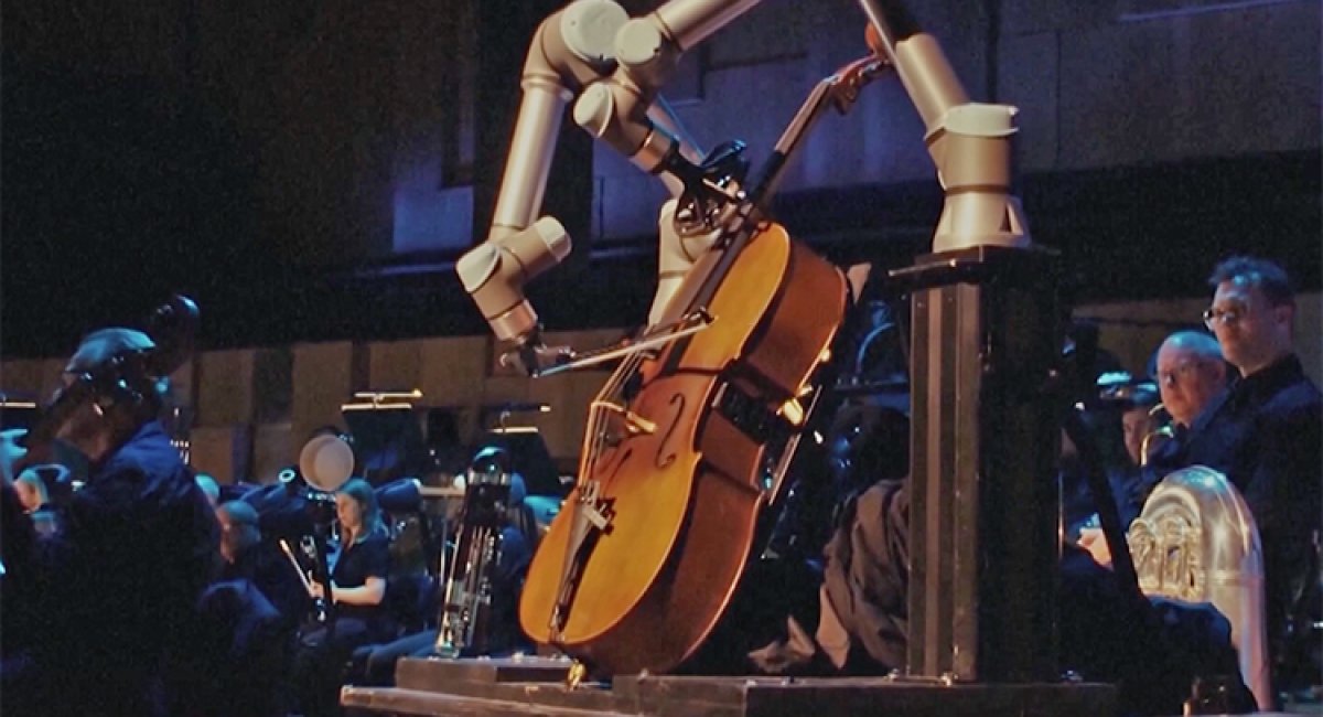 Çello çalan Robot.
